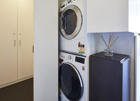 2 Bdrm 2 Bthrm Apt With Balcony Views Pool And Gym - Accommodation Gladstone 3