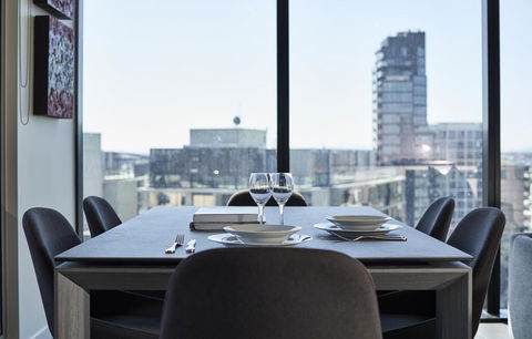 2 Bdrm 2 Bthrm Apt With Balcony Views Pool And Gym - Accommodation Gladstone 1