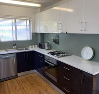 2 Bed Bar Beach Apartment - stroll to beach  cafes supermarket apartment 6 - Accommodation Gladstone