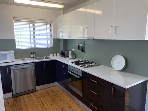 2 Bed Bar Beach Apartment - Stroll To Beach & Cafes, Supermarket Apartment 6 - Accommodation Gladstone 0