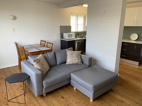 2 Bed Bar Beach Apartment - Stroll To Beach & Cafes, Supermarket Apartment 6 - Accommodation Gladstone 1