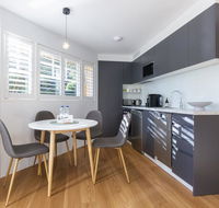 2 BEDROOM BRAND NEW APT // MOMENTS FROM RNSH - Accommodation Gladstone
