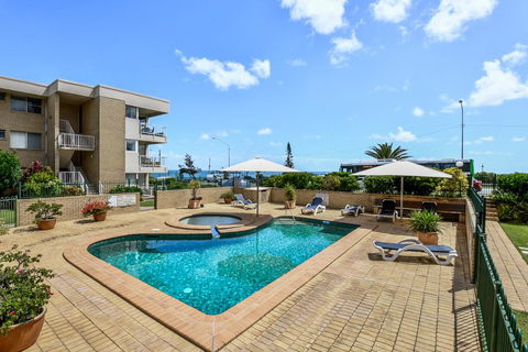2 Bedroom Top Floor Unit - Ocean Views And Pool - Accommodation Gladstone 3