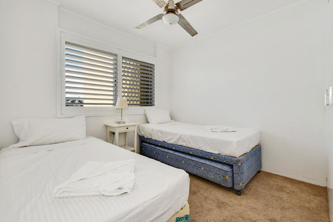 2 Bedroom Top Floor Unit - Ocean Views And Pool - Accommodation Gladstone 1