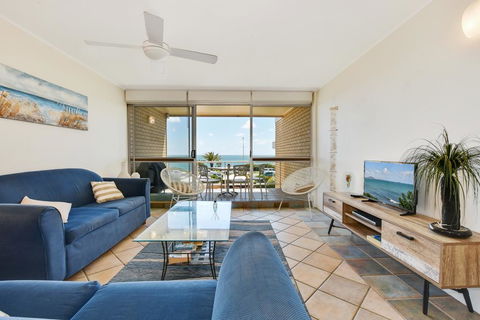 2 Bedroom Top Floor Unit - Ocean Views And Pool - Accommodation Gladstone 0