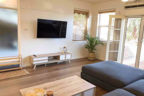 2 Bedroom, SHORT Walk To CBD,BEACH And DARBY ST - Accommodation Gladstone 0