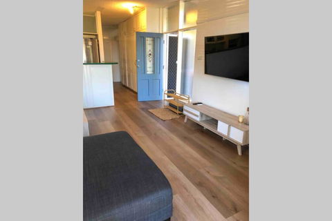 2 Bedroom, SHORT Walk To CBD,BEACH And DARBY ST - Accommodation Gladstone 3