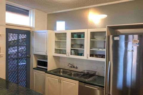 2 Bedroom, SHORT Walk To CBD,BEACH And DARBY ST - Accommodation Gladstone 2