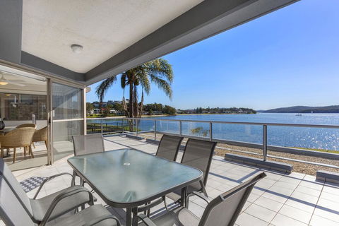 2 The Shores Soldiers Point - Waterfront - Uninterrupted Water Views INCLUDING ALL LINEN & TOWELS, Free Wi-Fi - Accommodation Gladstone 0