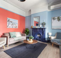 2-Bed Apartment Metres From Coogee Beach and Dining - Accommodation Gladstone