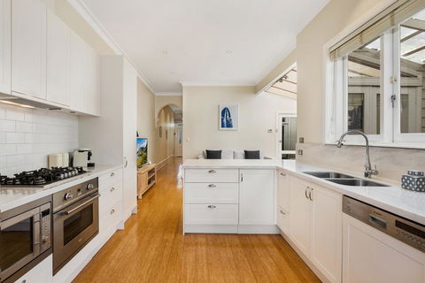 2-Bed House With Patio Near Bars And Restaurants - Accommodation Gladstone 3