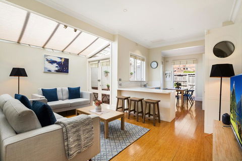 2-Bed House With Patio Near Bars And Restaurants - Accommodation Gladstone 0