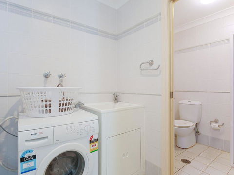 2/141A Soldiers Point Road - Large Waterfront Duplex Across From The Bowling Club - Accommodation Gladstone 3