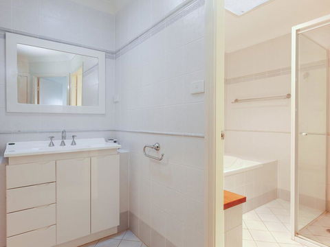 2/141A Soldiers Point Road - Large Waterfront Duplex Across From The Bowling Club - Accommodation Gladstone 1