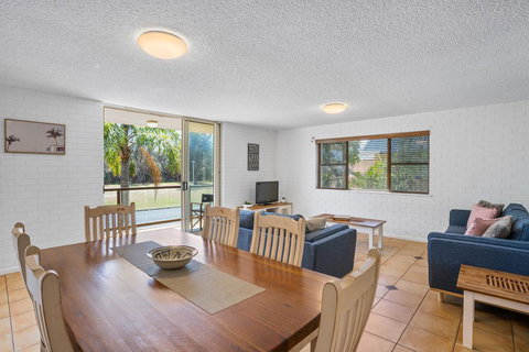 2/56 Lawson Street@Clarkes Beach - Accommodation Gladstone 2