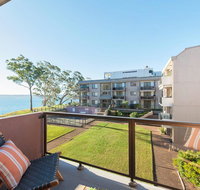 24 'The Poplars' 34 Magnus Street - views aircon WIFI Netflix  Pool - Accommodation Gladstone