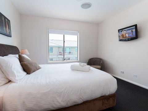 245 'Pacific Blue', 265 Sandy Point Rd - Air Conditioned Unit With Resort Facilities And Linen Supplied - Accommodation Gladstone 2