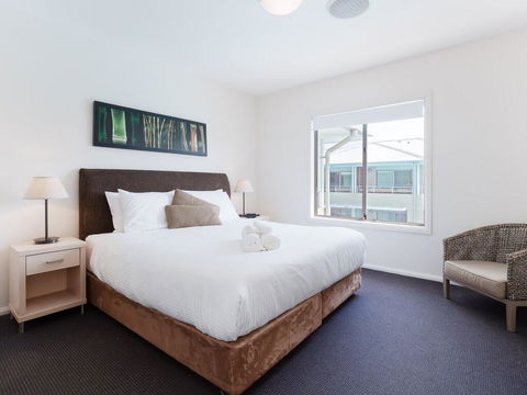 245 'Pacific Blue', 265 Sandy Point Rd - Air Conditioned Unit With Resort Facilities And Linen Supplied - Accommodation Gladstone 1