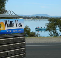 26 Wallis View - Opposite the Lake - 3 Bedroom Apartment - Sleeps 8 - Accommodation Gladstone