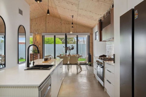 Birdwood Modern Rustic - Accommodation Gladstone 0