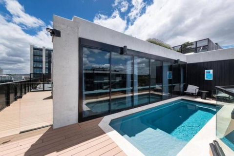 CBD - Pool - Sleeps 4 - Parking - Accommodation Gladstone 3