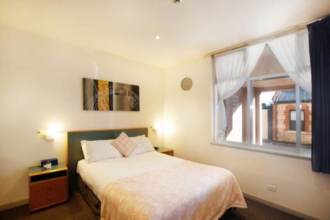CBD Premium Location Studio - Accommodation Gladstone 3