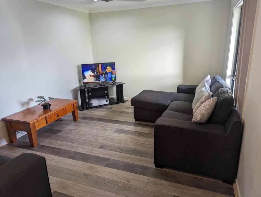 Christa\'s 4Bedroom Entire Private House Gladstone City