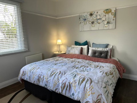 Daisy Cottage On Duke 2BR - Accommodation Gladstone 3