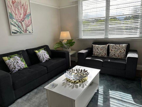 Daisy Cottage On Duke 2BR - Accommodation Gladstone 4