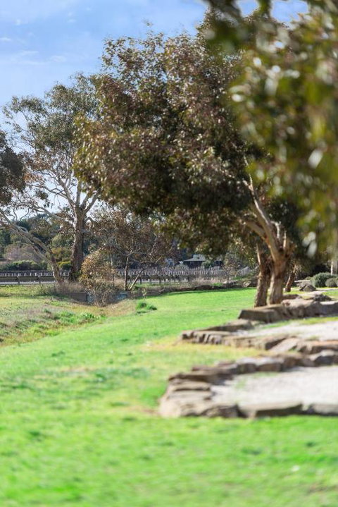 Crimson Ridge - Wines, Vines And Dine - Accommodation Gladstone 4