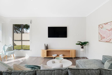 Crimson Ridge - Wines, Vines And Dine - Accommodation Gladstone 0