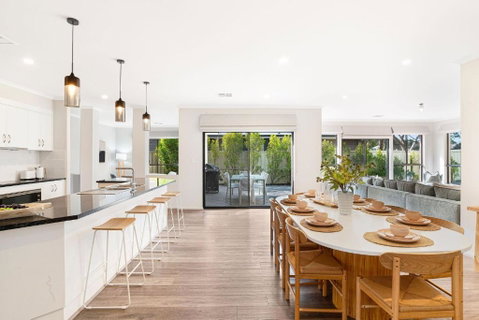 Crimson Ridge - Wines, Vines And Dine - Accommodation Gladstone 3