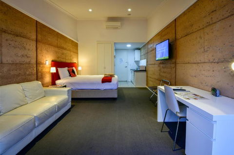 Crossroads Ecomotel - Accommodation Gladstone 0