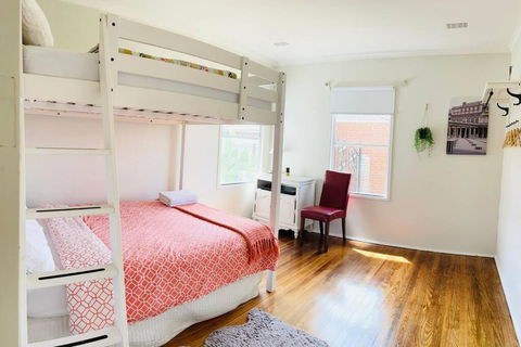 D122 Lovely London Home - Accommodation Gladstone 4