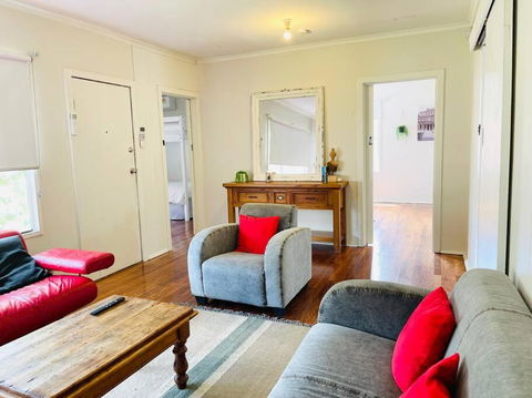 D122 Lovely London Home - Accommodation Gladstone 0