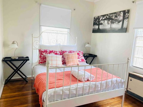 D122 Lovely London Home - Accommodation Gladstone 3