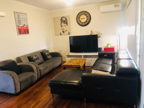 D122 Lovely London Home - Accommodation Gladstone 2