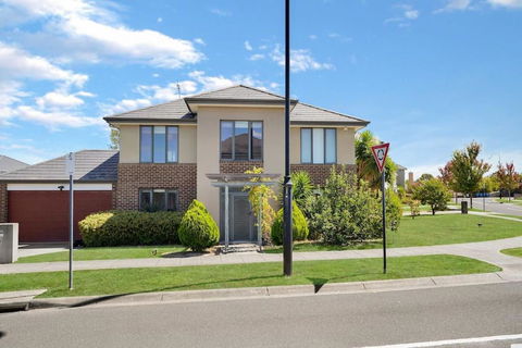 Deluxe Family Montpellier Gardens Estate - Burwood - Accommodation Gladstone 1