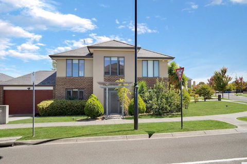 Deluxe Family Montpellier Gardens Estate - Burwood - Accommodation Gladstone 0