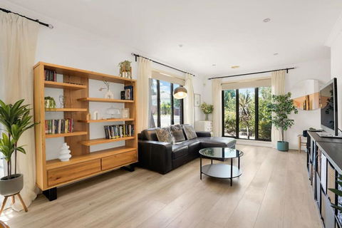 Deluxe Family Montpellier Gardens Estate - Burwood - Accommodation Gladstone 2
