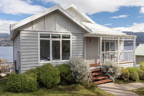 Derwent River Cottage - Tranquil Waterfront Living - Accommodation Gladstone 0