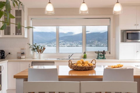 Derwent River Cottage - Tranquil Waterfront Living - Accommodation Gladstone 4