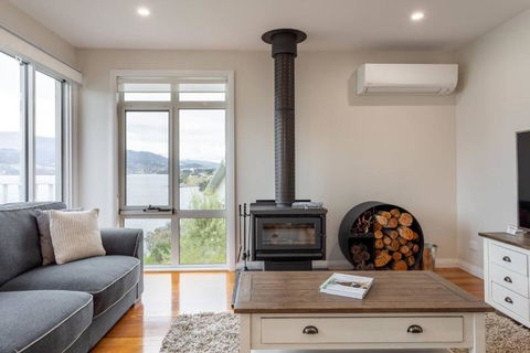 Derwent River Cottage - Tranquil Waterfront Living - Accommodation Gladstone 3