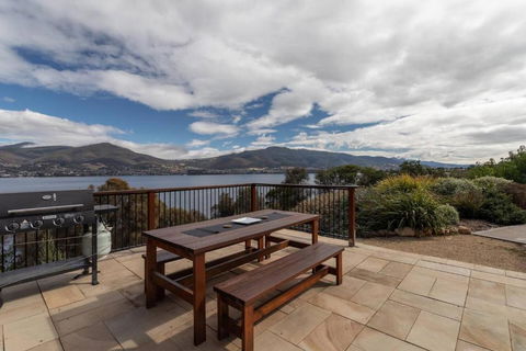 Derwent River Cottage - Tranquil Waterfront Living - Accommodation Gladstone 2