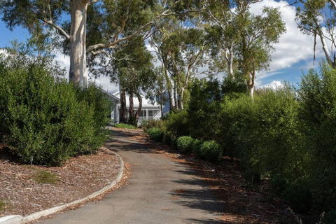 Derwent River Cottage - Tranquil Waterfront Living - Accommodation Gladstone 1