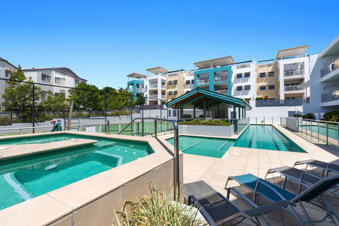 2BR Coolum Beach , Rooftop Terrace, Spa, Tennis, Pool - Accommodation Gladstone 3