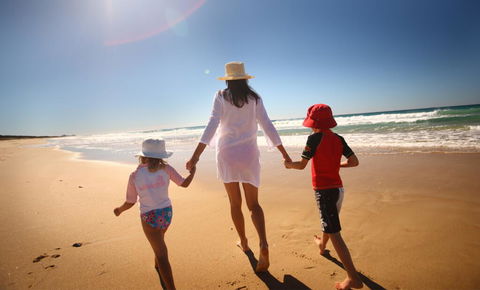 2BR Coolum Beach , Rooftop Terrace, Spa, Tennis, Pool - Accommodation Gladstone 1