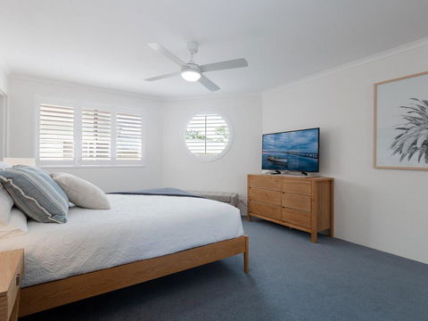 3 'Pelican Sands', 83 Soldiers Point Rd - Stunning Waterfront Unit With Magical Water Views & Air Conditioning - Accommodation Gladstone 1