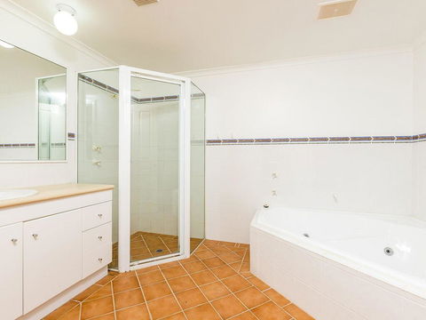 3 'Peninsula Waters', 2-4 Soldiers Point Rd - Beautiful Air Conditioned Unit With Pool, Lift & WIFI - Accommodation Gladstone 1