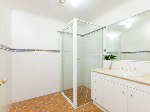 3 'Peninsula Waters', 2-4 Soldiers Point Rd - Beautiful Air Conditioned Unit With Pool, Lift & WIFI - Accommodation Gladstone 2